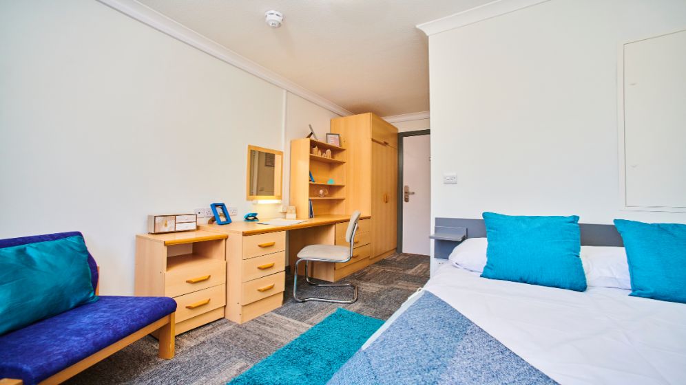 Bowsden Court en suite bedroom.